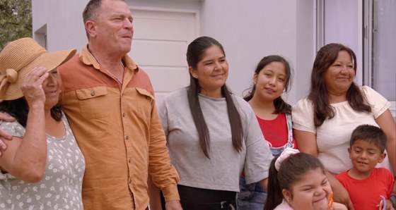 Familia frente a vivienda terminada