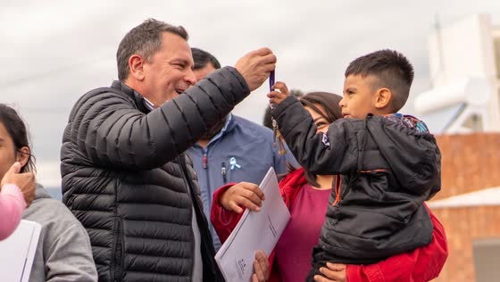 Entrega de llaves y emoción familiar
