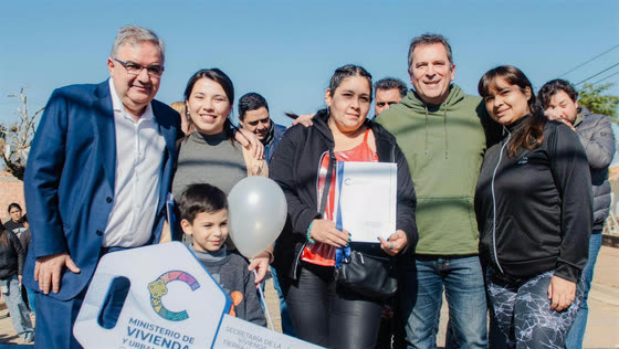 El Gobernador y el Ministro con una familia en Parque Sur