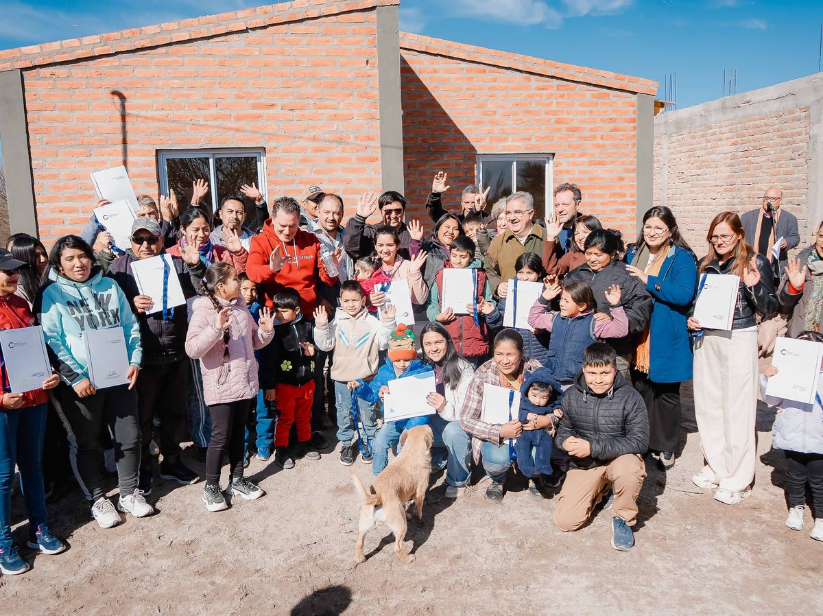 El gobernador Raúl Jalil y el Ministro Dr. Fidel Sáenz saludan junto a decenas de familias de Saujil que muestran sus escrituras.