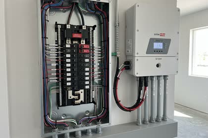 Tablero eléctrico abierto con el cableado prolijo y rotulado.